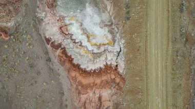 Tuz tepeleri ve toprak yol, soyut Utah çöl havacılığı.