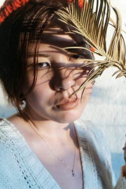 Dala bakan bir kadının portresi