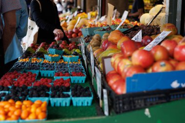 Meyve ve meyveleriyle dolu canlı meyve standı.