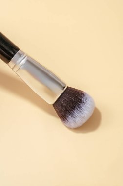 Renkli bir arkaplanda makyaj fırçasının makro fotoğrafı.