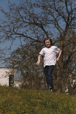 Mavi arka planda bir çocuğun portresi