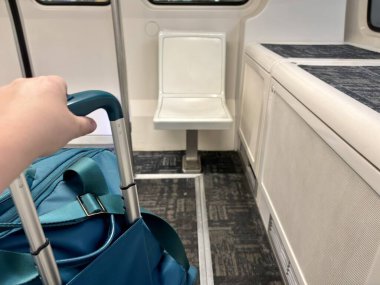 CVG Havaalanı 'ndaki trende duran el çantasının üzerinde.