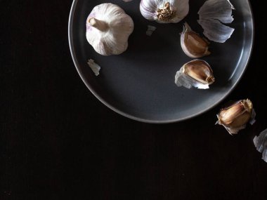 Sarımsak soğanları ve karanfillerle dolu düz bir zemin