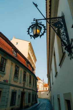 Prag 'ın merkezinde eski bir tarihi cadde, orada kimse yok.
