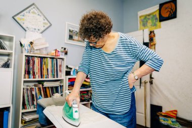 Dikiş odasında yorgan ütüleme kumaşı