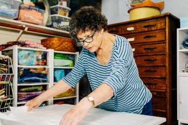 Yorgan odasında kumaş ölçümü.