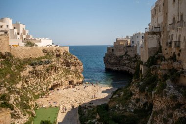 Polignano a Mare plajından Adriyatik Denizi, Puglia, İtalya