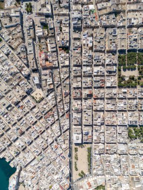 Polignano 'nun Hava Dikey Fotoğrafı a Mare City, Puglia, İtalya