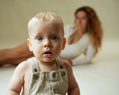 Anne ve küçük oğlu beyaz bir arka planda.