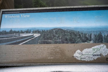 Dağ manzarasının tarihiyle ilgili bir açıklama tahtası