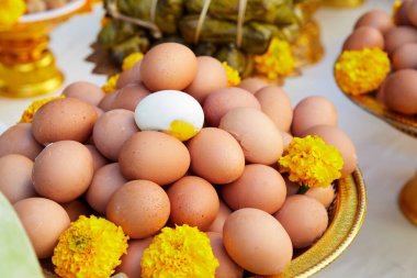 Tanrı 'ya saygı göstermek için tabakta bir yığın haşlanmış yumurta.