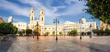 San Antonio de Padua Kilisesi ve Cadiz 'deki San Antonio Meydanı.