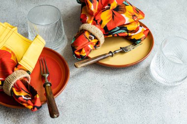 Parlak renklerde kırsal tablo ayarları