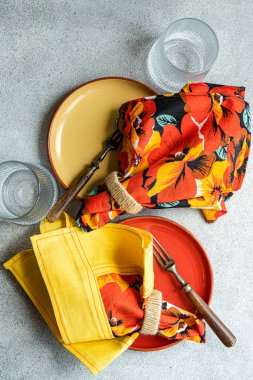 Parlak renklerde kırsal tablo ayarları