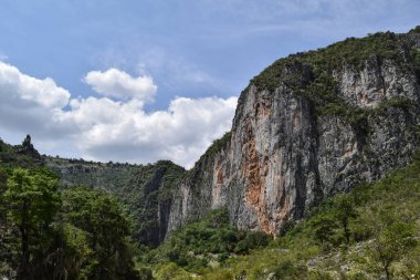 Meksika, Oaxaca 'da bulutlu gökyüzü olan uçurum ve dağların manzarası.