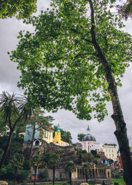 Portmeirion 'daki Bristol Sütununun düşük açılı görünümü