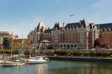 MÖ Victoria 'daki Fairmont İmparatoriçe Oteli Marina manzaralı..