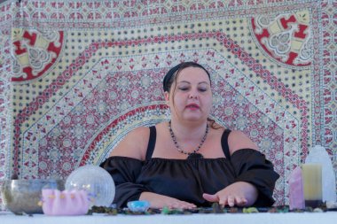Çingene falcı, siyah tarot kartları giymiş.