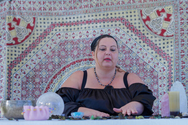 Цыганская гадалка, одетая в черные карты Таро