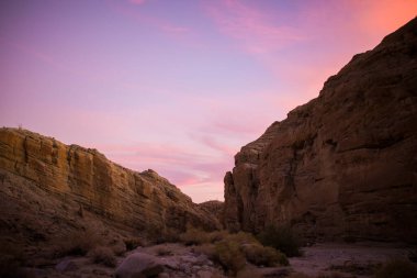 Çöl kanyonu gün batımında Renkli gökyüzü.