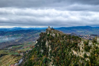 Bulutlu bir günde San Marino şatosu Guaita kulesi insansız hava aracı görüntüsü