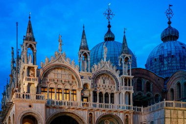 San Marco Bazilikası Venedik 'te gün batımında mimari detayları