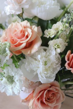 Şeftali Gülü ve Beyaz Dalgalı Scabiosa Çiçekleri