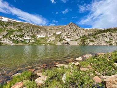 Yazın dağların önünde bir göl