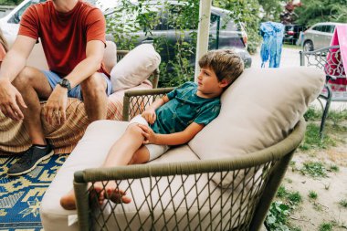 Baba oğul verandada dinleniyor, yaz gününün tadını çıkarıyorlar..