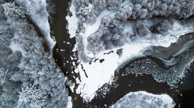 Elora, Ontario 'daki Aşıklar Sıçraması' nın karla kaplı havadan görüntüsü.