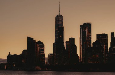 New York Manhattan 'da gün doğumunda şehir silueti
