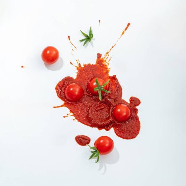 Beyaz arka planda domates sosu ve sisler