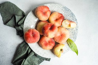 Taze taze şeftaliler kasede