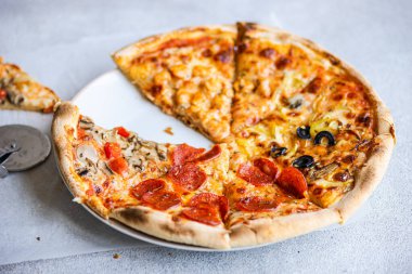 Pizzayı paket kutusunda karıştır.