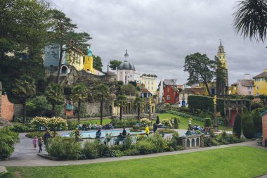 Portmeirion 'da Bristol Colonnade ve gölet manzarası