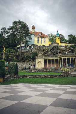 Portmeirion, Galler 'de Bristol Colonnade ve Chantry