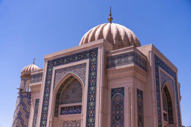 Bina mavi ve beyaz tasarımı olan bir cami.