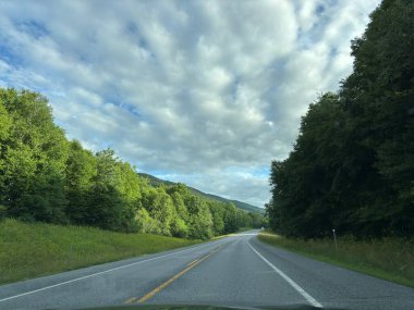 Vermont 'ta açık bir otoyolda viraj manzarası