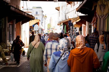 Medine, Rabat, Fas sokaklarında yürüyen yerli halk