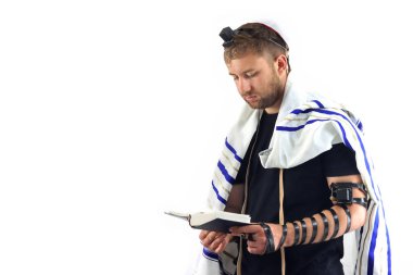 Yahudi adam Tallit giyip Şabat 'ta Sidedur okuyor. Kudüs