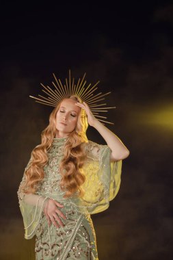 Hint lenga-choli elbisesi içinde taç takmış aşk tanrıçası bir kadın.