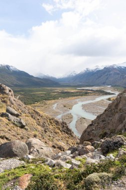 Patagonya 'da içinden nehir akan bir dağ sırası.