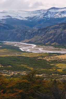 Patagonya 'da içinden nehir akan bir dağ sırası.