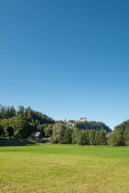 Uzaklarda büyük bir şatosu olan güzel, huzurlu bir manzara.