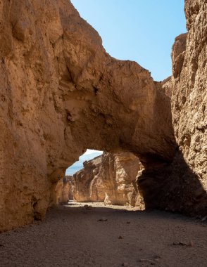 Doğal Köprü denen çölde büyük bir kaya kemeri.