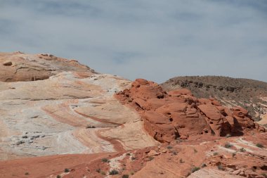 Kırmızı ve beyaz kayaların karışımı kayalık bir yamaç.