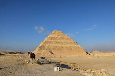 Güneşli bir günde Mısır 'ın Djoser Piramidinin önünde rehber bekliyor.
