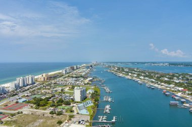 Perdido Key 'deki sahilin havadan görüntüsü.