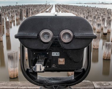 Port Melbourne 'daki Princes Rıhtımı' nda ahşap kazıklarla halka açık teleskop.