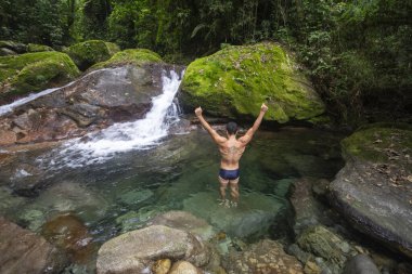 İnsanlar Atlantik yağmur ormanlarında güzel yeşil şelalelerde yıkanıyor.